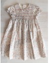 vestido gris con flores rojas