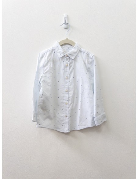 camisa blanca con detalles azules