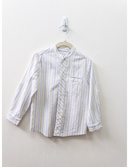 camisa blanca con lineas celestes y beige