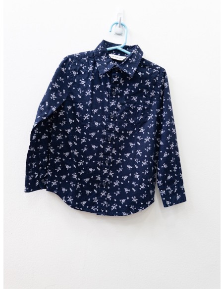 camisa azul con flores blancas