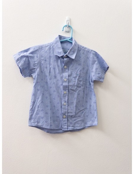 camisa celeste con cangrejos