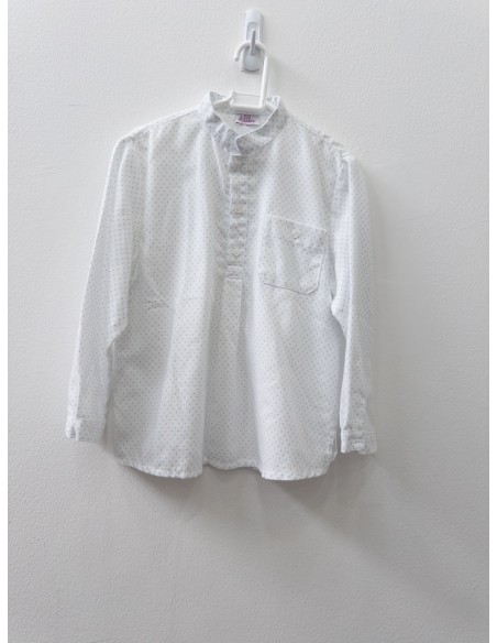 camisa blanca con detalles celestes