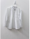 camisa blanca con detalles celestes