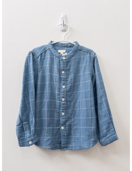 camisa celeste con rayas blancas