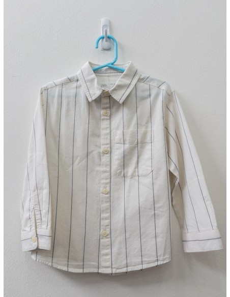 camisa blanca con rayas grises