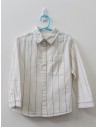 camisa blanca con rayas grises
