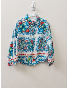 camisa de flores azules y rojas