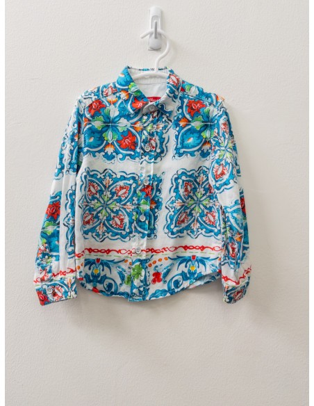 camisa de flores azules y rojas