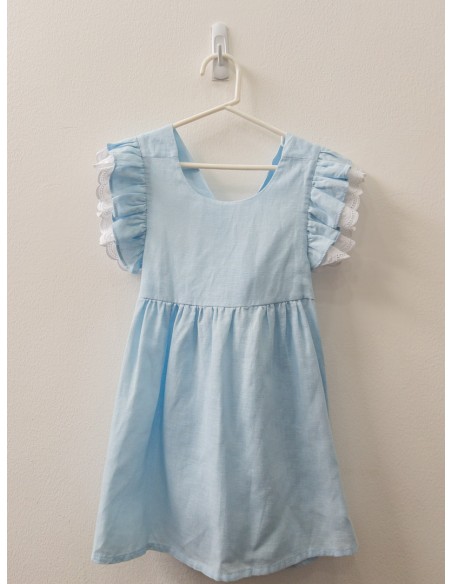 vestido celeste con detalles de tela blanca