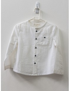 camisa blanca botones azules