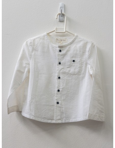 camisa blanca botones azules