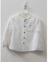 camisa blanca botones azules