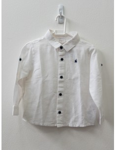 camisa blanca botones y logo azul