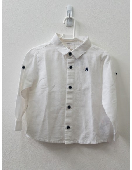 camisa blanca botones y logo azul