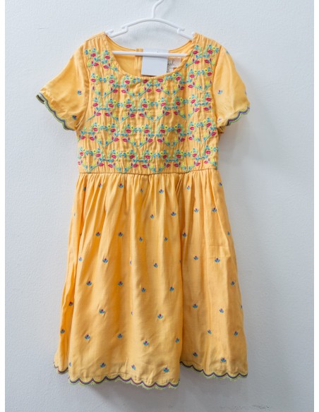 vestido amarillo con flores bordadas