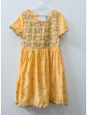 vestido amarillo con flores bordadas
