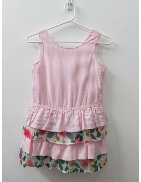 vestido rayas rosadas y detalles de tela de flores