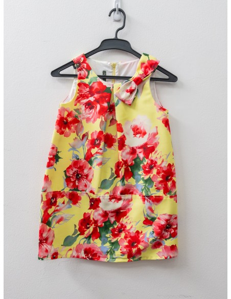 vestido amarillo con flores rojas