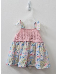 vestido florcitas azules y rosadas, pecho bordado rosado