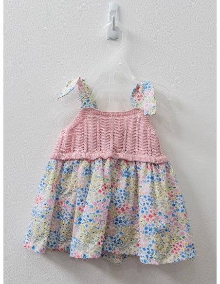 vestido florcitas azules y rosadas, pecho bordado rosado