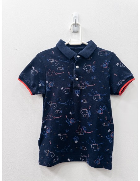 camiseta tipo polo azul con dibujos de pescados