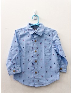 camisa celeste con logo y barquitos