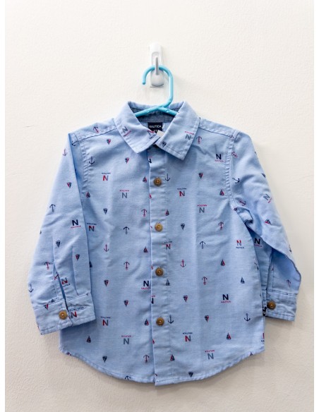 camisa celeste con logo y barquitos