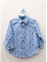 camisa celeste con logo y barquitos