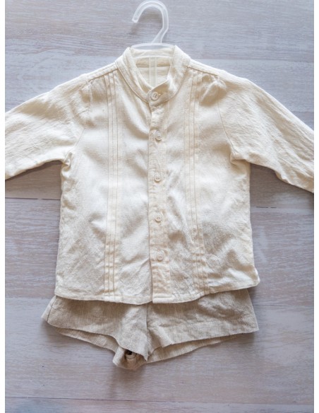 set short beige y camisa manga larga beige