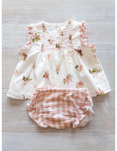 set short cuadros rosas con top blanco de flores