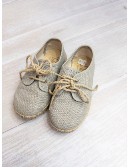 zapatos grises