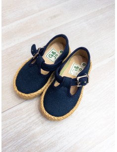 zapatos azules con pajita