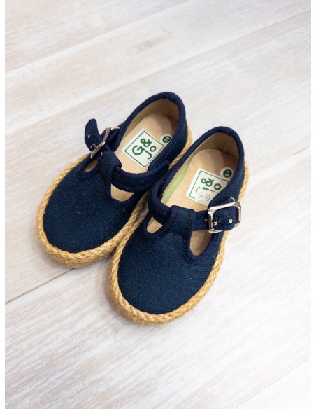 zapatos azules con pajita