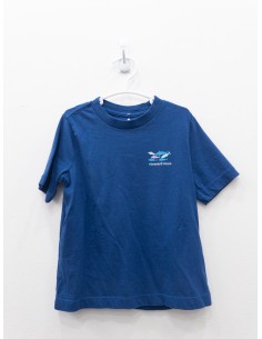 camiseta azul con print tiburones