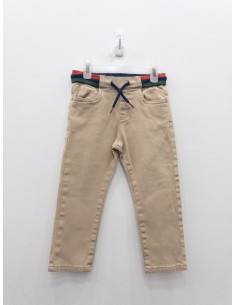 pantalon beige con detalle verde azul y rojo