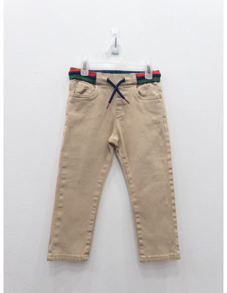 pantalon beige con detalle verde azul y rojo