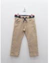 pantalon beige con detalle verde azul y rojo