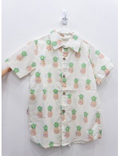 camisa blanca con piñas