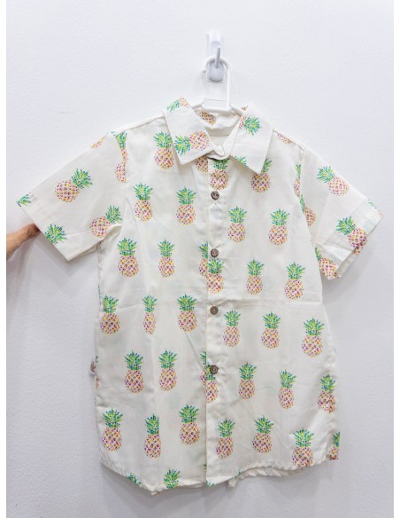camisa blanca con piñas