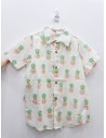 camisa blanca con piñas