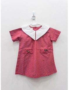vestido rojo con cuello blanco