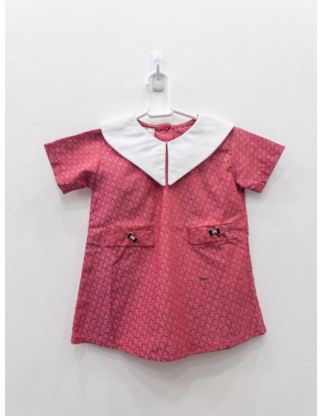 vestido rojo con cuello blanco