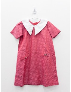vestido rojo con cuello blanco
