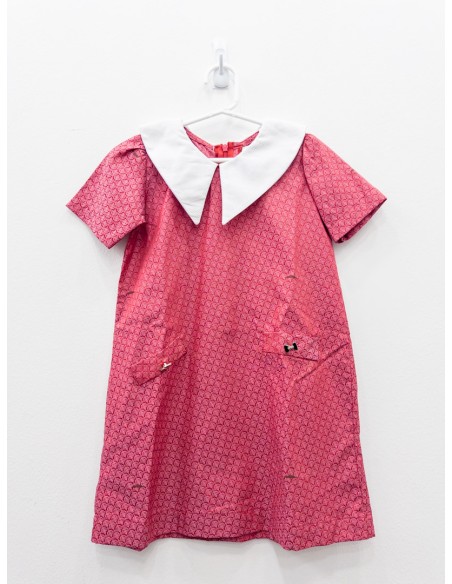 vestido rojo con cuello blanco