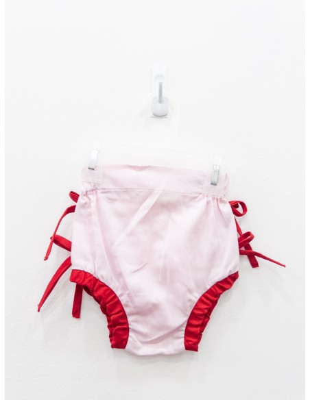 vestido rosado con filos rojos