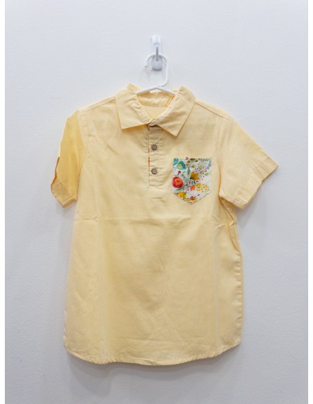 camisa amarilla con bolsillo de flores