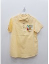 camisa amarilla con bolsillo de flores