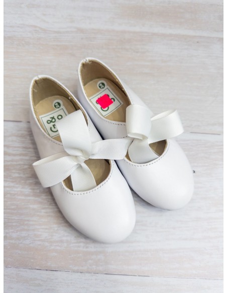 zapatos blancos con lazo