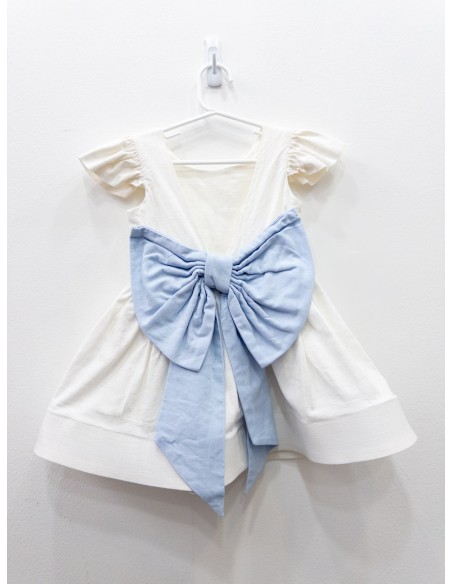 vestido blanco con lazo celeste