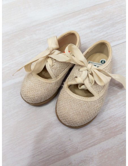 zapatos beige con lazo